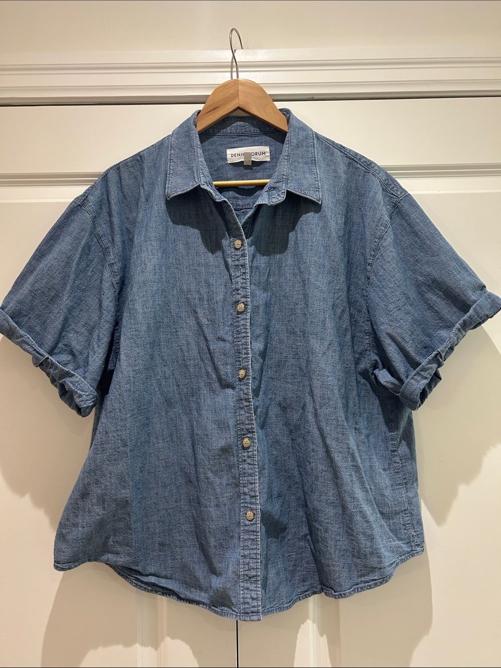 DENIM FORUMN Chambray Short Sleeve Shirt with Cuffed Sleeves